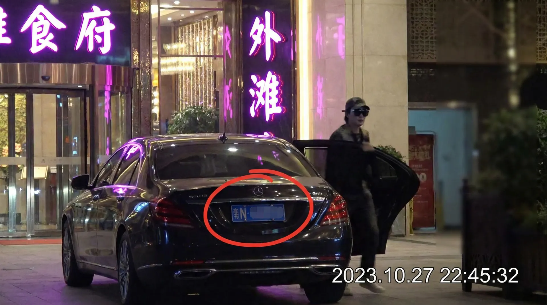 火博体育网站娱乐 - 某明星深夜现身高档餐厅被拍